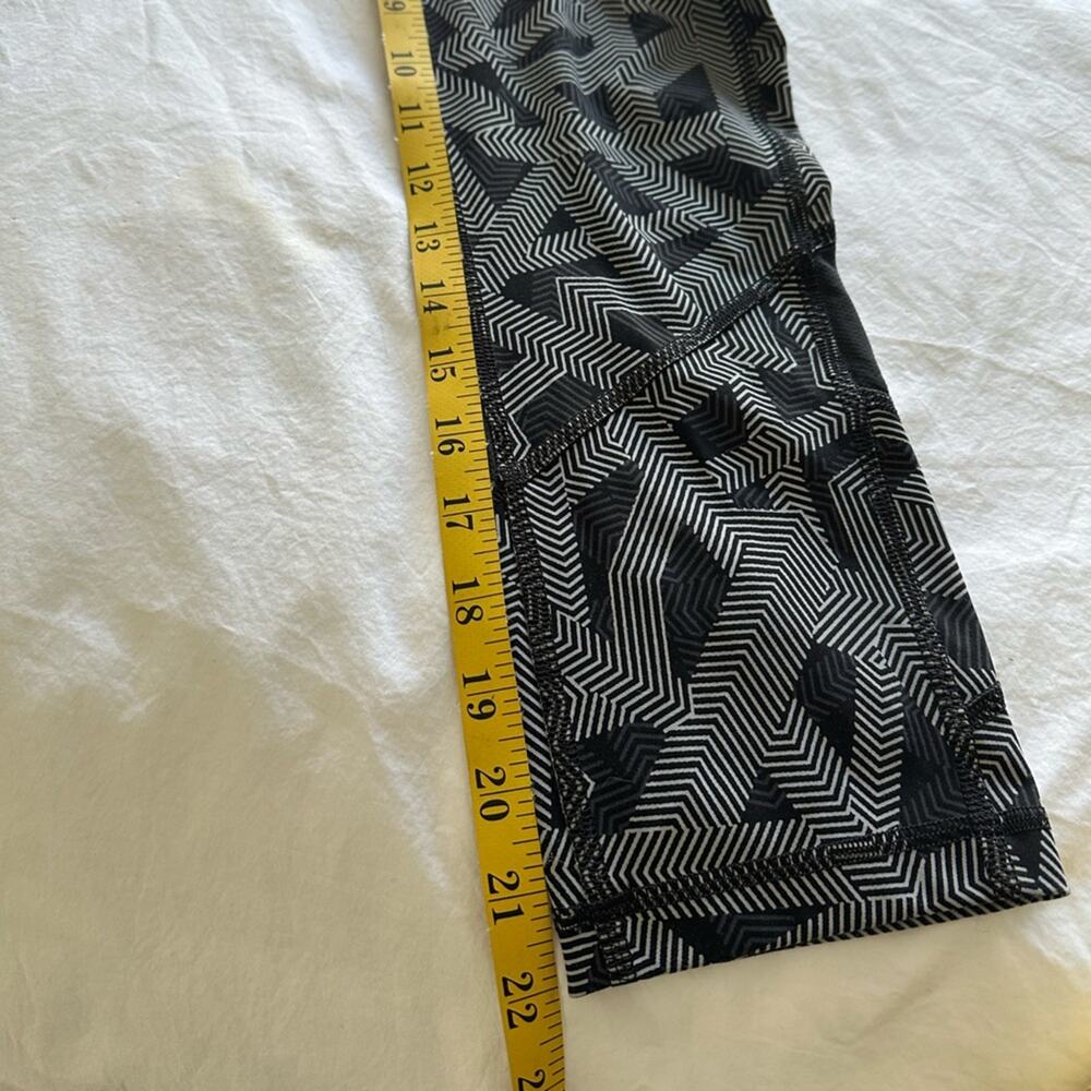 Lululemon Geometric Leggings, size 6 - Picture 8 of 9